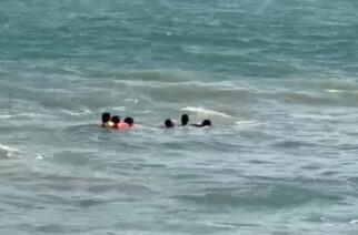 Guardavidas logran salvar a cuatro turistas en Playa de Acapulco