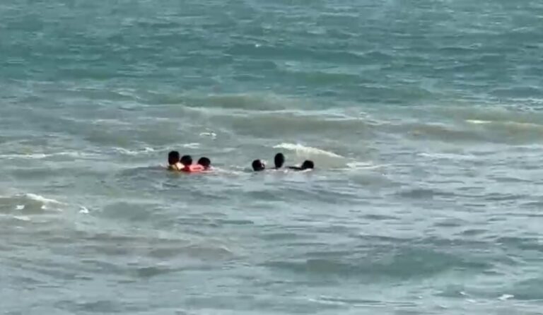 Guardavidas logran salvar a cuatro turistas en Playa de Acapulco