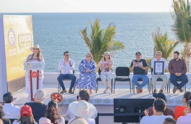 Asiste Evelyn Salgado a la entrega del Récord Guinness a clavadistas de la Quebrada por el salto de cabeza más alto del mundo