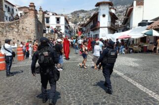 En Taxco de Alarcón, elementos de la Policía Estatal mantienen este viernes acciones de seguridad y vigilancia
