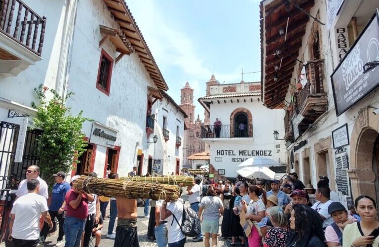 Turistas disfrutan de Acapulco, Ixtapa, Zihua y Taxco en Semana Santa mayor