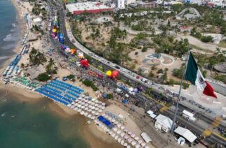 Acapulco vivió un gran ambiente de fiesta y color con el Desfile de Globos Gigantes