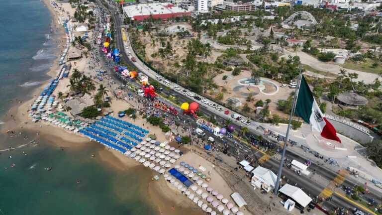 Acapulco vivió un gran ambiente de fiesta y color con el Desfile de Globos Gigantes