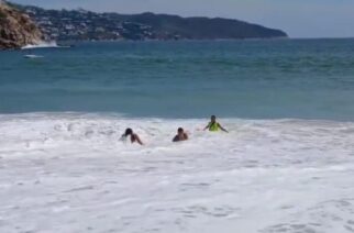 Guardavidas de la Promotora de Playas Acapulco rescata a dos jóvenes en Playa El Morro