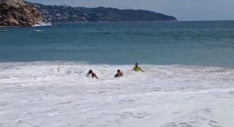 Guardavidas de la Promotora de Playas Acapulco rescata a dos jóvenes en Playa El Morro