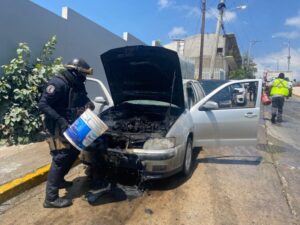 Policía Estatal atiende con oportunidad conato de incendio vehicular en Acapulco