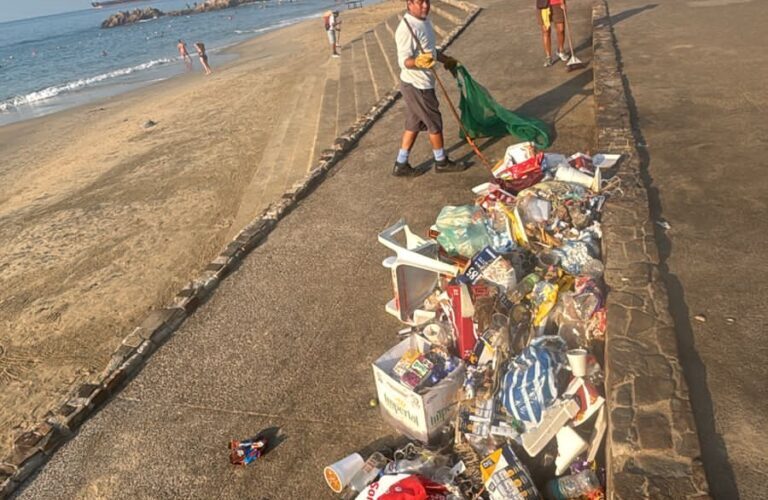 Inicia la promotora de playas de Acapulco con la limpieza de la bahía