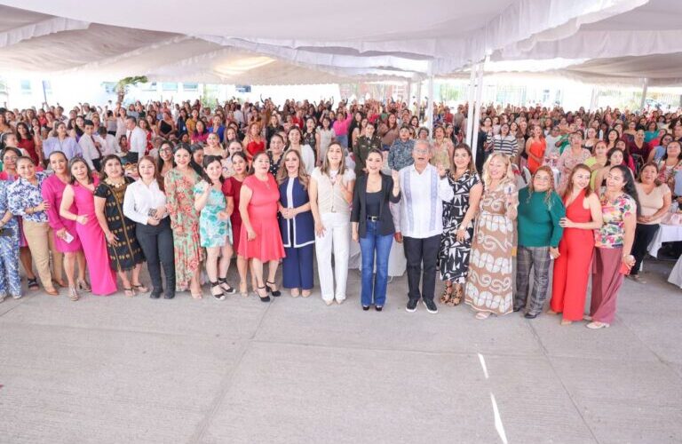 Celebra Evelyn Salgado a madres trabajadoras de la Fiscalía de Guerrero