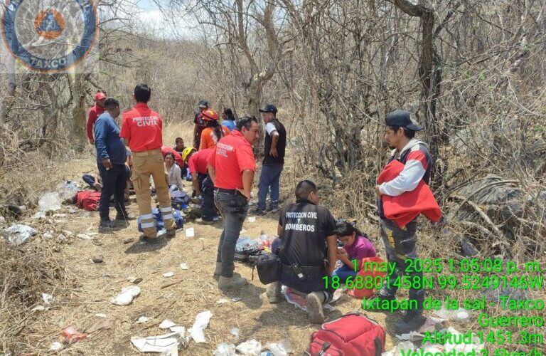 Elementos de la SGIRPCGRO atienden volcadura de autobús en la carretera Taxco-Pilcaya