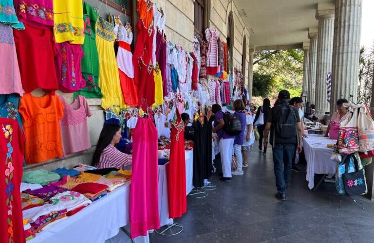 Artesanos ponen a la venta sus productos por la celebración del Día de las Madres, en el zócalo de Chilpancingo