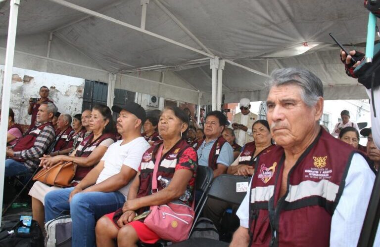 Dan banderazo de salida en Taxco a adultos mayores solicitantes de visa americana a través del programa Lazos Migrantes
