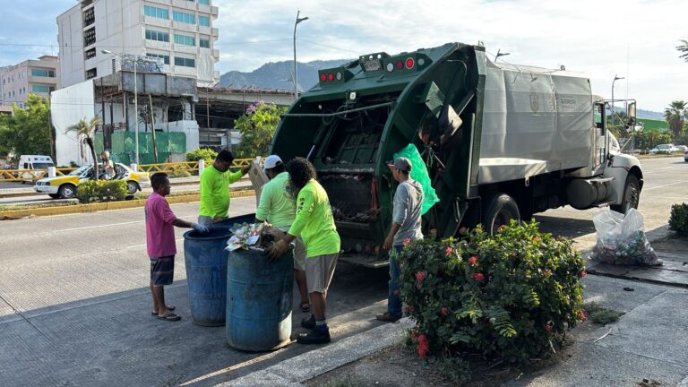 El gobierno del estado continúa con labores de limpieza en playas de Acapulco