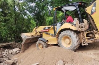 El titular de IGIFE Benjamín Guinto Nava, acompañado por personal de la dependencia, retiro material de deslave