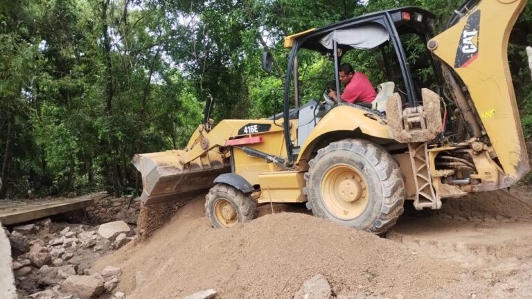 El titular de IGIFE Benjamín Guinto Nava, acompañado por personal de la dependencia, retiro material de deslave