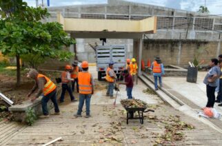La Secretaría del Trabajo y Previsión Social realizan jornadas de limpieza en escuelas afectadas por el huracán en Ometepec