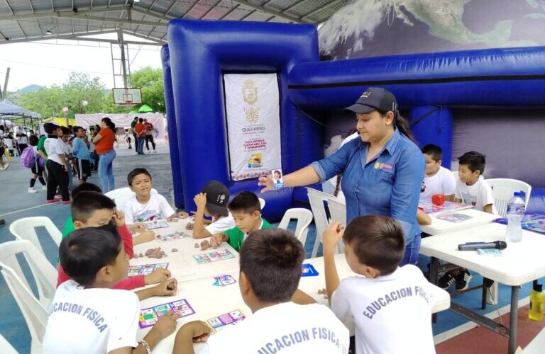 La Secretaría del Trabajo y Previsión Social realizan jornadas de limpieza en escuelas afectadas por el huracán en Ometepec