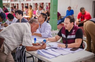 Entrega SAGADEGRO apoyos a buzos afectados por mar de fondo en la Costa Chica