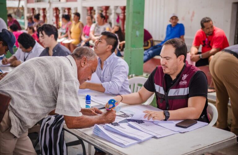 Entrega SAGADEGRO apoyos a buzos afectados por mar de fondo en la Costa Chica