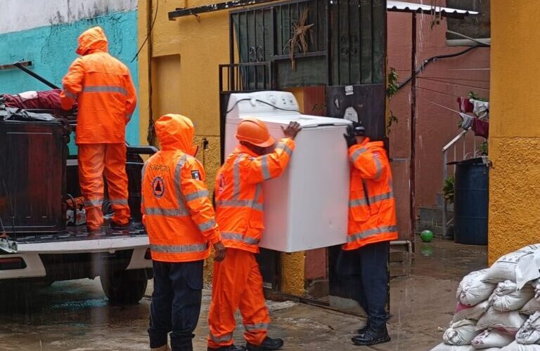 Gobierno del estado brinda apoyo inmediato a familias de Acapulco afectadas por socavón derivado de la tormenta tropical Dalila