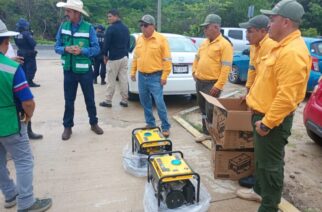 El titular de SEMAREN Ángel Almazán Juárez, entregó generadores eléctricos en comunidades de Tecoanapa