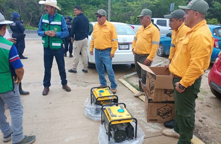El titular de SEMAREN Ángel Almazán Juárez, entregó generadores eléctricos en comunidades de Tecoanapa