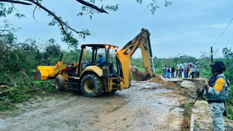 Se encuentran brigadas brindando atención en las vías de comunicación de la Costa Chica