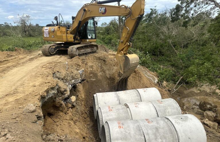 Avanzan trabajos en el tramo carretero Agua Fría afectado por Erick en Cuajinicuilapa