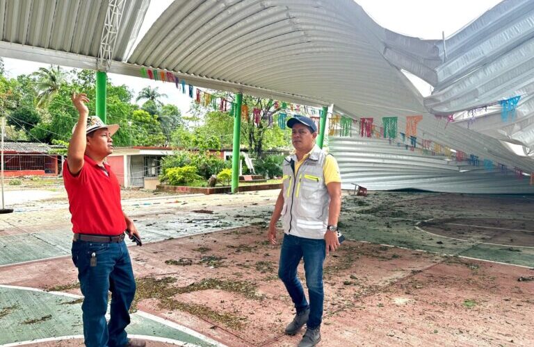 Brigadas de evaluación del IGIFE e INIFED recorren escuelas afectadas por el huracán Erick en la Costa Chica