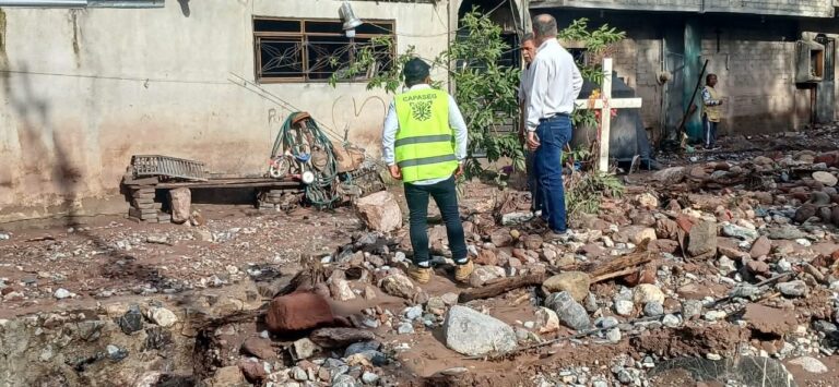 Personal de CAPASEG atendió esta mañana las afectaciones registradas en la parte baja de la colonia Zapata