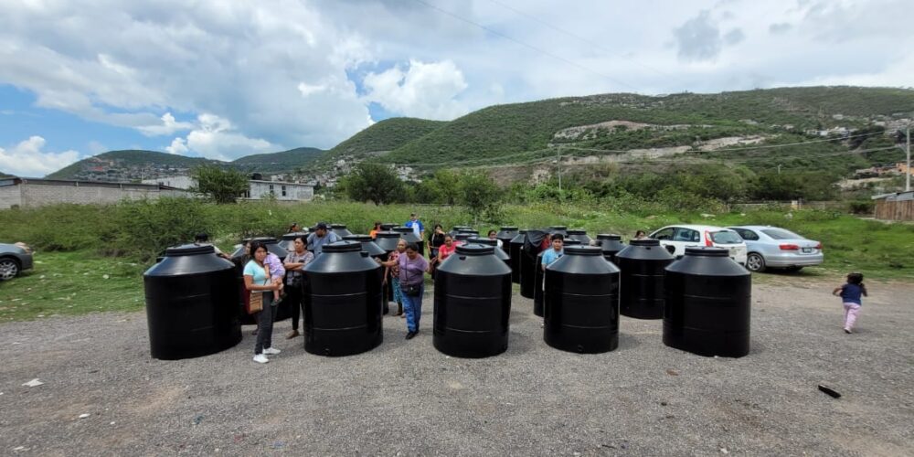 Cumple gobierno municipal con entrega de tinacos a bajo costo