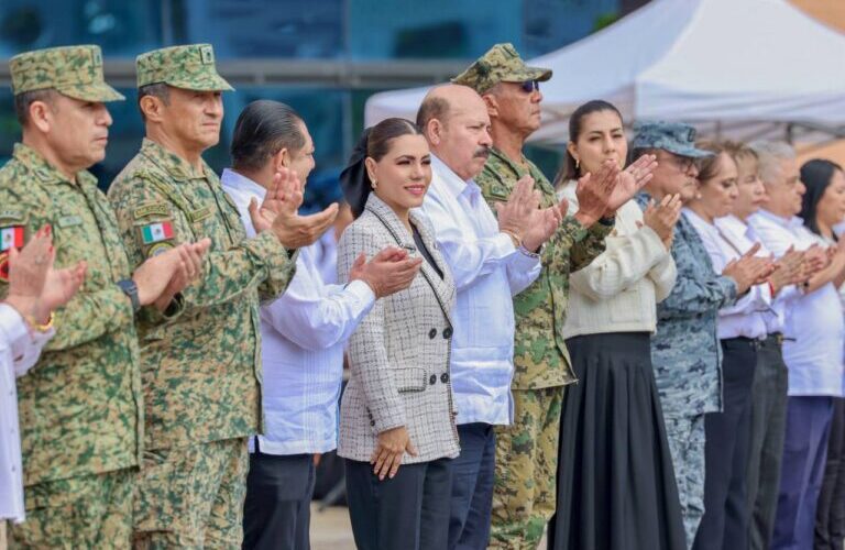Encabeza Evelyn Salgado ceremonia de Izamiento de Bandera en Chilpancingo