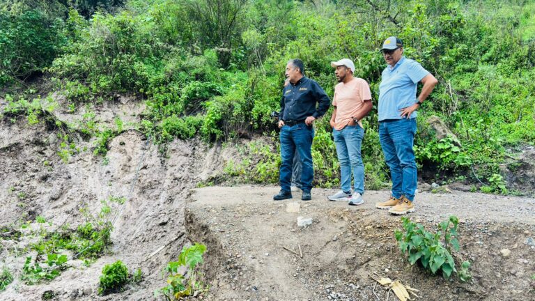 Atiende gobierno de Guerrero situación de emergencia en tramo carretero en el municipio de Alcozauca