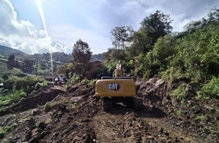 Continúan los trabajos en tramo carretero del municipio de Alcozauca por parte de la CICAEG