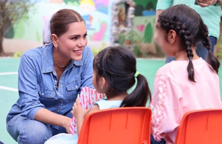Evelyn y Liz Salgado comparten alegría con niñas y niños de la Casa Hogar del DIF Guerrero