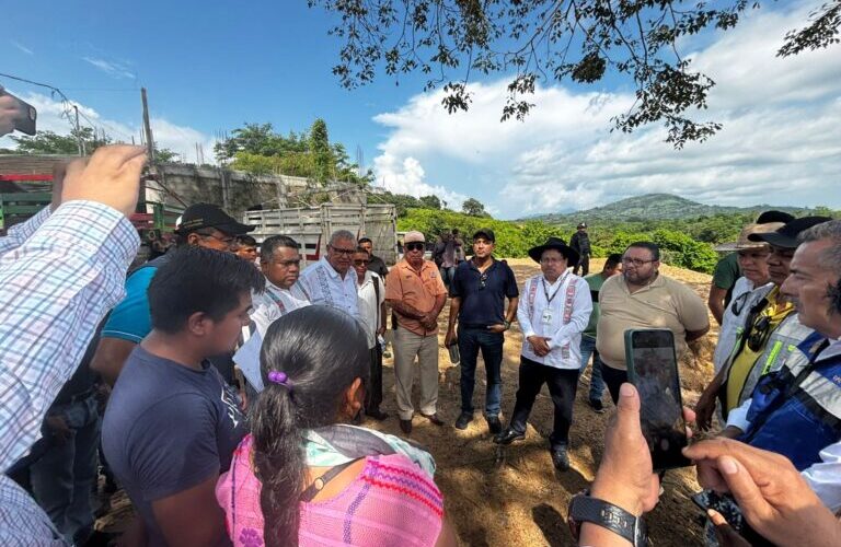 Gobierno de Guerrero y federación atienden demandas de pobladores de Costa Chica, durante la gira presidencial