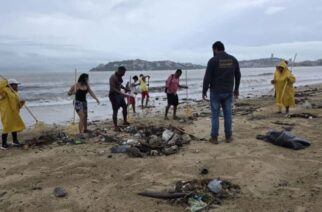 Recolecta Promotora de Playas residuos en franja de arena tras lluvias en Acapulco