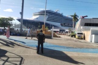 Personal de la Policía Estatal establece un dispositivo vial de seguridad y atención en el exterior y los alrededores de la Terminal Marítima del puerto de Acapulco