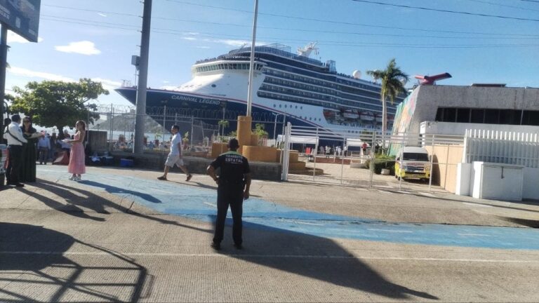 Personal de la Policía Estatal establece un dispositivo vial de seguridad y atención en el exterior y los alrededores de la Terminal Marítima del puerto de Acapulco