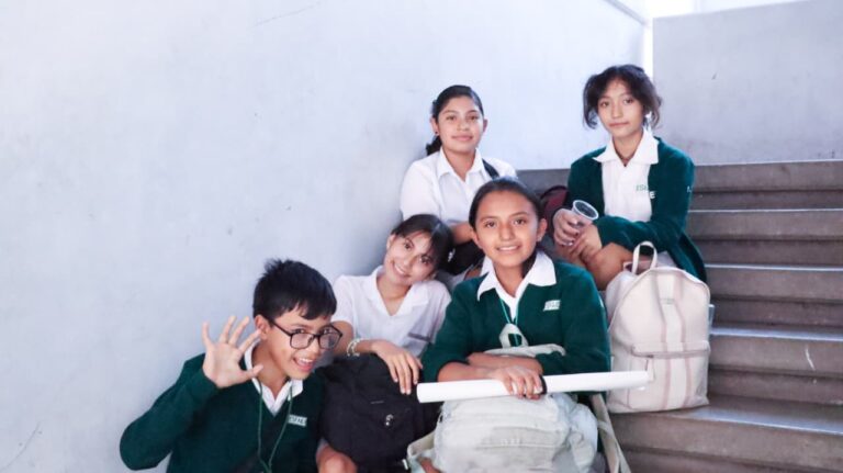 La SEG emite protocolo para regular uso de celulares en escuelas públicas y privadas