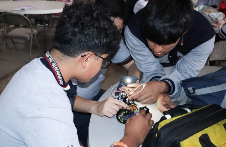 Niñas y jóvenes de nivel básico hasta superior participaron en la competencia de robótica “Guerre Bot”