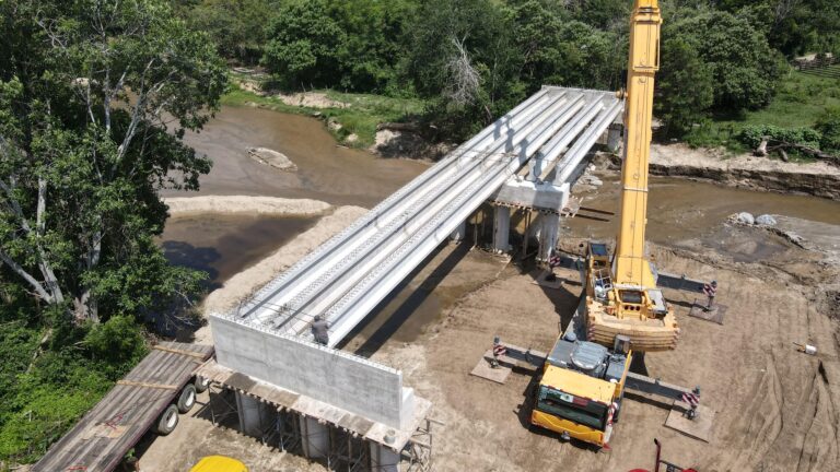 Construye Cicaeg en Atoyac de Álvarez el puente La Zuzuca