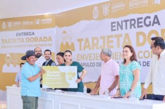 Entrega Evelyn Salgado Pineda la Tarjeta Dorada a adultos mayores de Acapulco