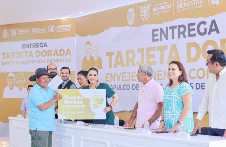 Entrega Evelyn Salgado Pineda la Tarjeta Dorada a adultos mayores de Acapulco