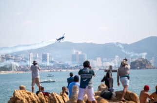 Miles de turistas y residentes se dan cita para disfrutar el Air Show 2025 en Acapulco