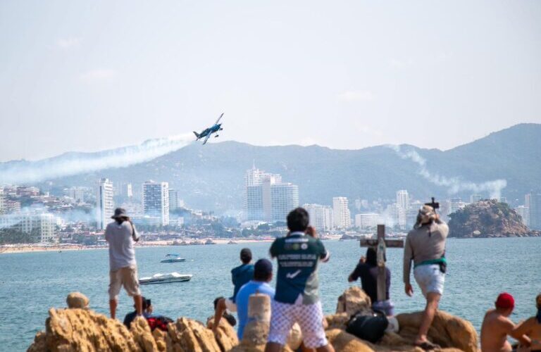 Miles de turistas y residentes se dan cita para disfrutar el Air Show 2025 en Acapulco