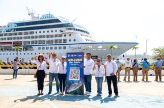Arriba el crucero MS Regatta al puerto de Acapulco