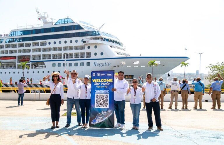 Arriba el crucero MS Regatta al puerto de Acapulco