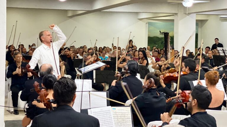 Familias guerrerenses y turistas disfrutan una gala de ópera con la Filarmónica de Acapulco