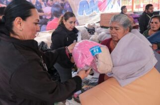 El gobierno del estado entrega apoyos como parte del programa “Te Abrigo con Amor” a familias de la Sierra