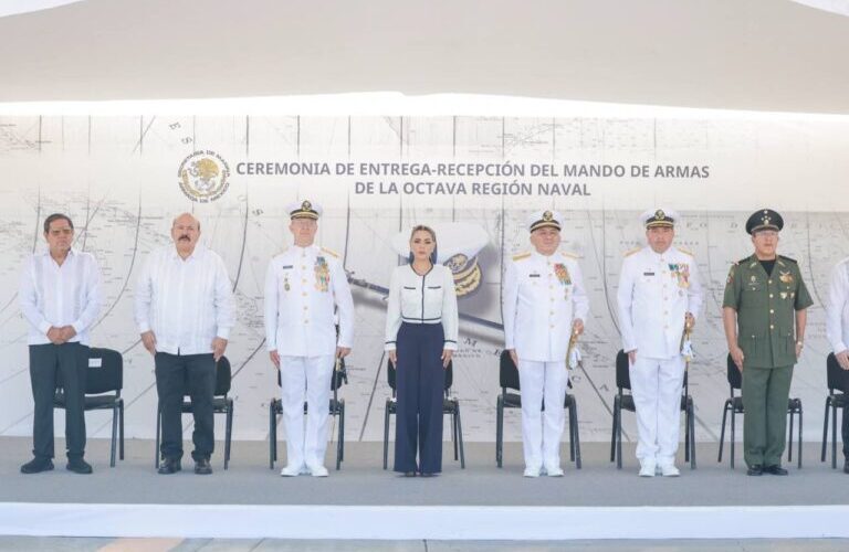 Asiste la gobernadora a la toma de posesión de Martín Enrique Barney Montalvo como nuevo comandante de la Octava Región Naval